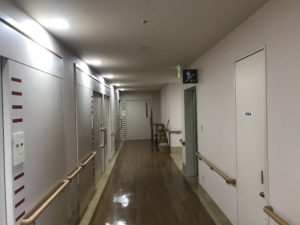 熊谷外科病院通路ドア設置前
